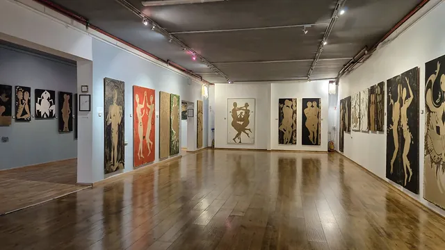 עבודות מהסדרה ״המאבק בסימטריה״ תלויות בחלל תצוגה